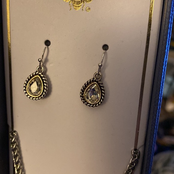 Pretty necklace set with clear stones pear shaped and has earrings matching New - Picture 2 of 3